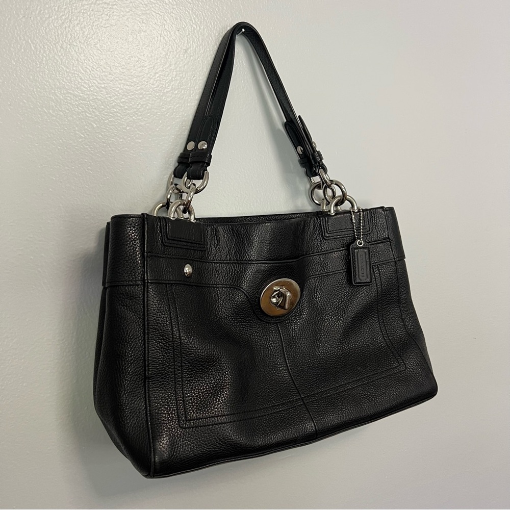 Coach Penelope Black Pebbled Leather |
F16531 Turn-lock Shoulder Bag Vintage